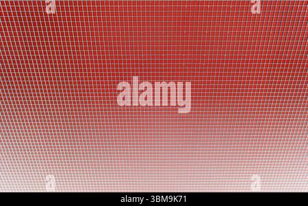 Sfondo rosso geometrico con griglia bianca che crea un pattern regolare di quadrati Foto Stock