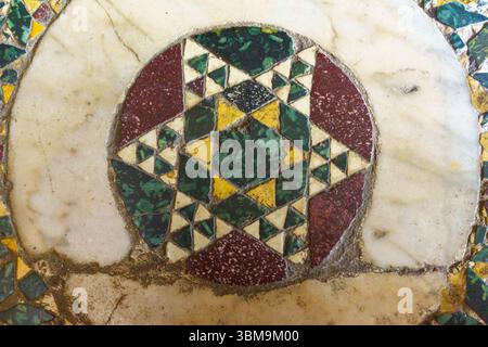 Questa immagine cattura una sezione dettagliata del pavimento a mosaico all'interno della Chiesa di San Cataldo a Palermo, in Sicilia. Il design è caratterizzato da una geometria sorprendente Foto Stock