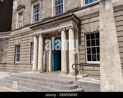 La facciata d'ingresso della Hugh Lane Gallery presenta colonne classiche, scalini e segnaletica dettagliata della galleria d'arte municipale di Dublino. Foto Stock