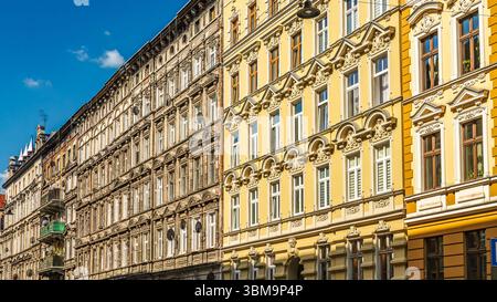 Storica fila di colorati edifici europei che mostrano dettagli architettonici ornati, tra cui balconi in ferro battuto e facciate decorative, in un pict Foto Stock
