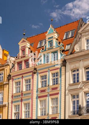 Edifici storici dipinti vividamente con facciate distintive della città Vecchia di Breslavia, che mostrano stili architettonici europei in un affascinante ambiente urbano Foto Stock