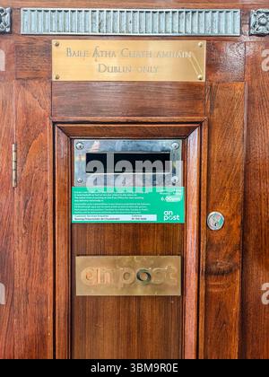 Una casella postale con le lettere presso l'ufficio postale generale di Dublino, Irlanda, con il cartello "solo Dublino" e il marchio. Foto Stock