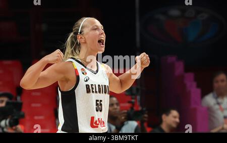 Pireo, Grecia. 25 giugno 2025. La belga Julie Allemand festeggia durante una partita di basket tra la nazionale belga "The Belgian Cats" e la Germania, nei quarti di finale del torneo FIBA Women's EuroBasket, mercoledì 25 giugno 2025, nel Pireo, in Grecia. BELGA PHOTO VIRGINIE LEFOUR credito: Belga News Agency/Alamy Live News Foto Stock