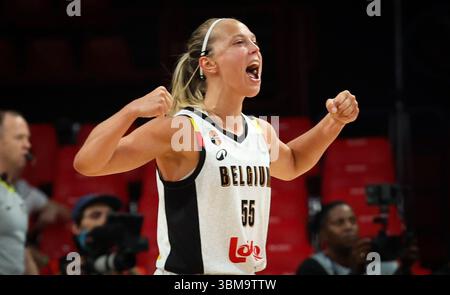 Pireo, Grecia. 25 giugno 2025. La belga Julie Allemand festeggia durante una partita di basket tra la nazionale belga "The Belgian Cats" e la Germania, nei quarti di finale del torneo FIBA Women's EuroBasket, mercoledì 25 giugno 2025, nel Pireo, in Grecia. BELGA PHOTO VIRGINIE LEFOUR credito: Belga News Agency/Alamy Live News Foto Stock