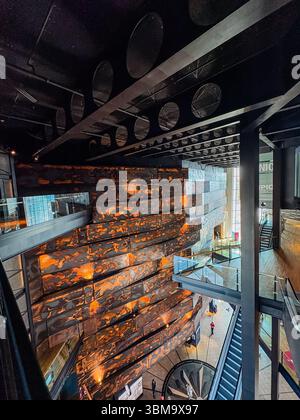 Gli interni del museo del Titanic, Belfast, Irlanda. Architettura moderna che raffigura lo scafo della nave e i ponti all'interno del museo. Foto Stock