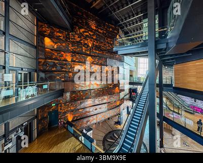 Interni del Titanic Belfast. Architettura moderna all'interno dell'attrazione museale di Belfast, Irlanda del Nord, Regno Unito. Foto Stock