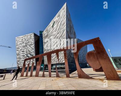 Vista dall'esterno del Titanic Belfast del moderno museo nel Titanic Quarter. Foto Stock
