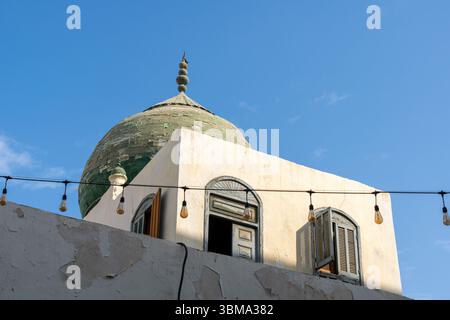 Lo storico quartiere al Balad di Jeddah, Arabia Saudita, riposa pacificamente di domenica mattina, con la sua antica e bellissima moschea che fa la guardia sulla quiete Foto Stock