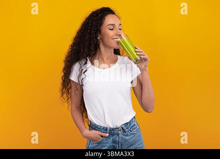 Ritratto di ragazza allegra che beve Smoothie Foto Stock
