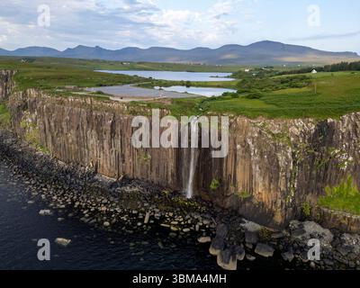 Vista aerea con droni delle cascate di Mealt e Kilt Rock, (Creag an Fheilidh in gaelico) incredibili meraviglie naturali situate sulla costa orientale dell'isola di Skye, Foto Stock