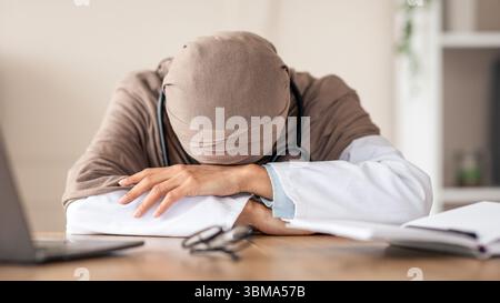 Dottoressa lavorava in eccesso con un sonnellino alla scrivania Foto Stock