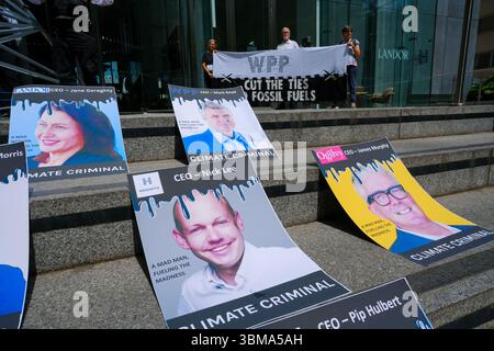 Londra, Regno Unito. 25 giugno 2025. Il gruppo di azione per il clima Extinction Rebellion porta l'ultima dimostrazione "Cut the Ties" agli uffici del gruppo di agenzie pubblicitarie WPP per incoraggiare le aziende di loro proprietà a smettere di lavorare con le società di combustibili fossili e a non accettare il lavoro di nuovi clienti, sostenendo che creano campagne progettate per indurre in errore. Gli attivisti si vestivano come il triste mietitore, i "lecchini del petrolio", e una gigantesca figura incombente di "morte" impegnata con i membri del pubblico, mentre altri occupavano la lobby dell'edificio. Credito: Fotografia dell'undicesima ora/Alamy Live News Foto Stock