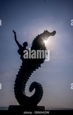 The Boy on the Seahorse (1976) scultura in bronzo di Francisco Rafael Zamarripa Castaneda sul lungomare di Malecon a Puerto Vallarta, Jalisco State, me Foto Stock