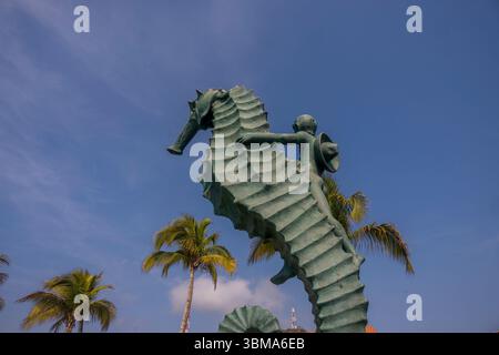 The Boy on the Seahorse (1976) scultura in bronzo di Francisco Rafael Zamarripa Castaneda sul lungomare di Malecon a Puerto Vallarta, Jalisco State, me Foto Stock