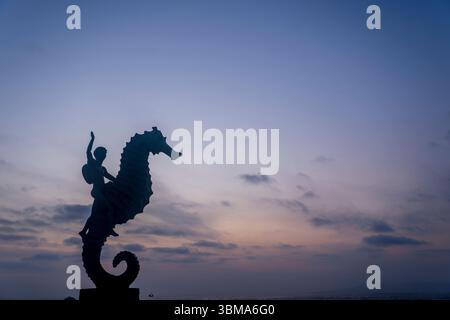 The Boy on the Seahorse (1976) scultura in bronzo di Francisco Rafael Zamarripa Castaneda sul lungomare di Malecon a Puerto Vallarta, Jalisco State, me Foto Stock