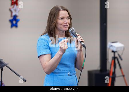 Burlington, Iowa, Stati Uniti. 24 giugno 2025. Christina Bohannan, candidata del primo distretto del Congresso dell'Iowa, ha fatto una visita per una campagna elettorale ad un banchetto democratico Foto Stock