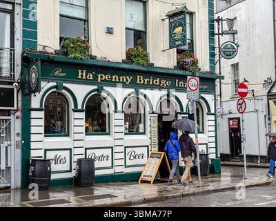 C'è Penny Bridge Inn. Vista esterna di un tradizionale edificio da pub in una giornata di pioggia a Dublino, Irlanda, con persone che camminano. Foto Stock