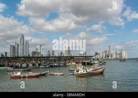 Barche da pesca nel porto. Lo skyline della contea sullo sfondo. Panama, Panama. Foto Stock