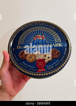 Kiev, Ucraina - 24 giugno 2025: Scatola blu di biscotti danesi al burro dal design elegante tenuta in una mano. Bella Danimarca. Foto Stock