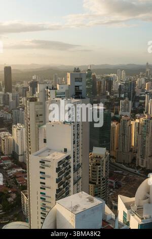 Vista aerea al tramonto degli alti edifici dell'area residenziale di Punta pacifica. Panama City, Panama. Foto Stock