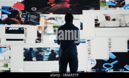 Un uomo assonnato e ossessionato ha paura di perdere il suo posto a causa del consumo dei social media e di effetti psicologici ossessivi che scatenano ansia e problemi di autostima dannosi. Telecamera B.. Foto Stock