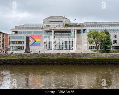 Il Dublin City Council Building è un moderno complesso civico situato sul fiume Liffey a Dublino, Irlanda. L'esterno presenta un grande fiore all'occhiello del progresso Foto Stock