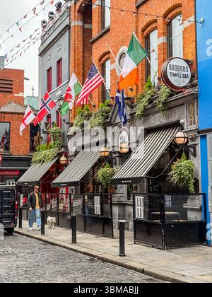 Bad Bobs Temple Bar è un pub situato nel vivace quartiere Temple Bar di Dublino, Irlanda. Numerose bandiere internazionali adornano la sua facciata. Foto Stock