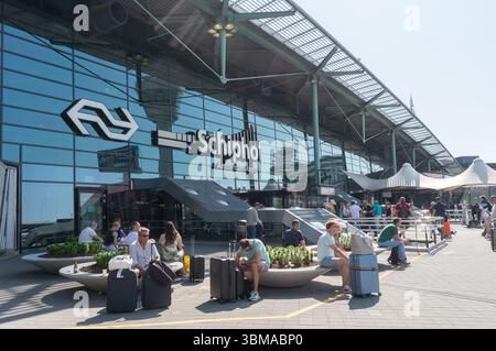 Amsterdam, Paesi Bassi (21 giugno 2025) - moderno ingresso all'aeroporto con grande facciata in vetro e struttura in metallo. Cartello "Schiphol Amsterdam Airport" Foto Stock