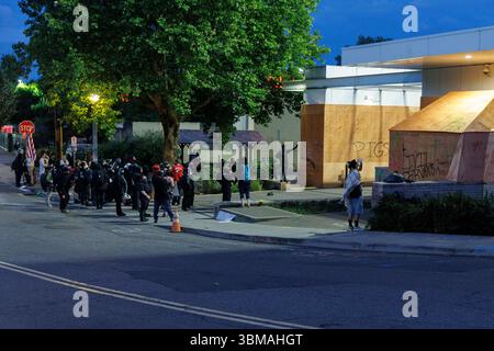 Portland, Stati Uniti. 24 giugno 2025. PORTLAND, OREGON USA - 24 giugno 2025: I manifestanti contro la presenza di ICE (immigrazione e applicazione delle dogane) a Portland hanno affrontato ICE per circa la quindicesima notte consecutiva presso la loro sede nella zona del lungomare sud. Diversi manifestanti sono stati arrestati e almeno uno è stato portato via in ambulanza. (Foto di John Rudoff/Sipa USA) credito: SIPA USA/Alamy Live News Foto Stock