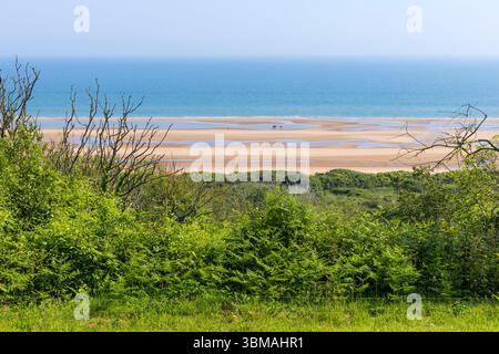 Vista panoramica sulla spiaggia di Omaha dal cimitero e memoriale americano in Normandia a Colleville-sur-Mer, Francia Foto Stock