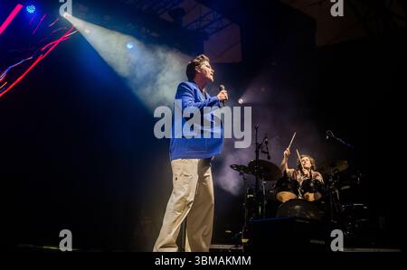 La rock band irlandese The script, nota per i loro successi Rain, supereroi e Hall of Fame, si esibisce alle Eden Sessions del 2025, sotto i biomi all'iconico Eden Project, Bodelva, Cornovaglia, Regno Unito, prima di dirigersi a Glastonbury per esibirsi sul palco Pyramid. Foto Stock