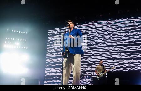 La rock band irlandese The script, nota per i loro successi Rain, supereroi e Hall of Fame, si esibisce alle Eden Sessions del 2025, sotto i biomi all'iconico Eden Project, Bodelva, Cornovaglia, Regno Unito, prima di dirigersi a Glastonbury per esibirsi sul palco Pyramid. Foto Stock