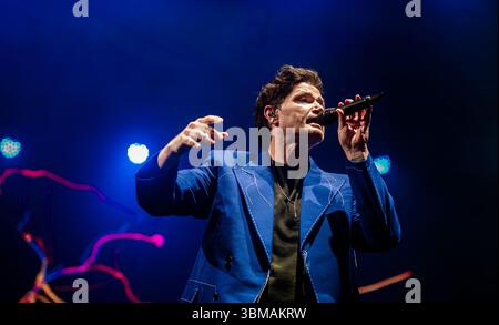 La rock band irlandese The script, nota per i loro successi Rain, supereroi e Hall of Fame, si esibisce alle Eden Sessions del 2025, sotto i biomi all'iconico Eden Project, Bodelva, Cornovaglia, Regno Unito, prima di dirigersi a Glastonbury per esibirsi sul palco Pyramid. Foto Stock