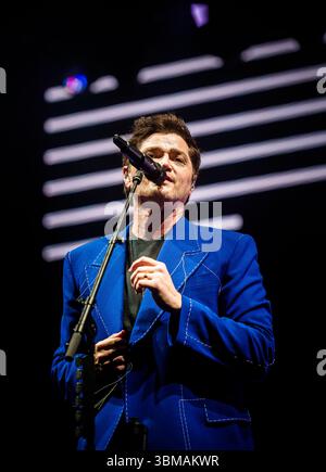 La rock band irlandese The script, nota per i loro successi Rain, supereroi e Hall of Fame, si esibisce alle Eden Sessions del 2025, sotto i biomi all'iconico Eden Project, Bodelva, Cornovaglia, Regno Unito, prima di dirigersi a Glastonbury per esibirsi sul palco Pyramid. Foto Stock