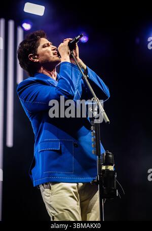 La rock band irlandese The script, nota per i loro successi Rain, supereroi e Hall of Fame, si esibisce alle Eden Sessions del 2025, sotto i biomi all'iconico Eden Project, Bodelva, Cornovaglia, Regno Unito, prima di dirigersi a Glastonbury per esibirsi sul palco Pyramid. Foto Stock