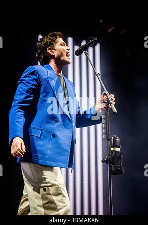 La rock band irlandese The script, nota per i loro successi Rain, supereroi e Hall of Fame, si esibisce alle Eden Sessions del 2025, sotto i biomi all'iconico Eden Project, Bodelva, Cornovaglia, Regno Unito, prima di dirigersi a Glastonbury per esibirsi sul palco Pyramid. Foto Stock