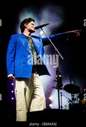 La rock band irlandese The script, nota per i loro successi Rain, supereroi e Hall of Fame, si esibisce alle Eden Sessions del 2025, sotto i biomi all'iconico Eden Project, Bodelva, Cornovaglia, Regno Unito, prima di dirigersi a Glastonbury per esibirsi sul palco Pyramid. Foto Stock