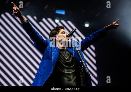 La rock band irlandese The script, nota per i loro successi Rain, supereroi e Hall of Fame, si esibisce alle Eden Sessions del 2025, sotto i biomi all'iconico Eden Project, Bodelva, Cornovaglia, Regno Unito, prima di dirigersi a Glastonbury per esibirsi sul palco Pyramid. Foto Stock