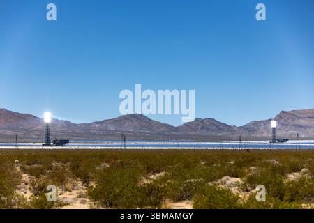L'Ivanpah Solar Electric Generating System è un impianto solare termico situato nel deserto del Mojave di CaliforniaÕs, non lontano da Primm, Nevada. Foto Stock