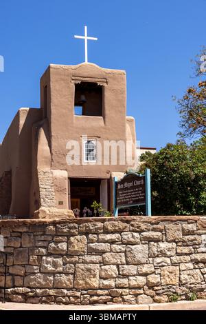 Conosciuta come "la chiesa più antica" in America, la Cappella di San Miguel a Santa Fe, New Mexico, è una missione coloniale spagnola costruita originariamente nel 1610. Foto Stock