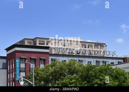 ANAHEIM, CALIFORNIA - 23 GIUGNO 2025: Broadway Arms offre un moderno loft, una e due camere da letto alloggiate in quattro edifici unici, tutti a portata di mano Foto Stock