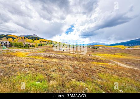 Mount Crested Butte, città del Colorado con un paddock di scuderia di cavalli vicino al sentiero escursionistico nella stagione autunnale delle Montagne Rocciose Foto Stock