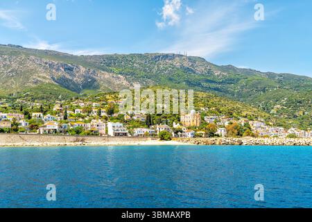 Il porto di Agios Kirykos è affacciato sul mare di Icaria e sulla chiesa di Ikaria, isola greca di longevità blu dal traghetto Foto Stock