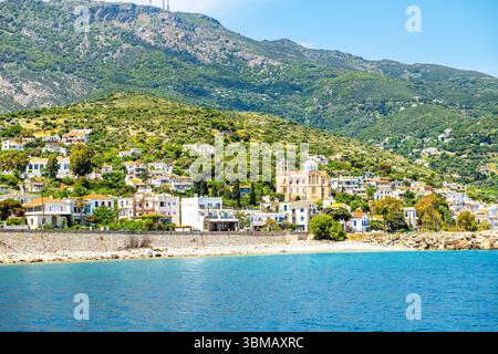 Vista panoramica del porto di Agios Kirykos sul mare e sulla chiesa di Icaria a Ikaria, isola greca della zona blu dal traghetto Foto Stock