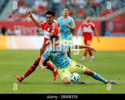 Chicago, USA, 25 giugno 2025. Ben Bender (16) della Major League Soccer (MLS) della Philadelphia Union combatte per il controllo del pallone contro Sergio Oregel (35) del Chicago Fire FC al Soldier Field di Chicago, Illinois, USA. Crediti: Tony Gadomski / All Sport Imaging / Alamy Live News Foto Stock