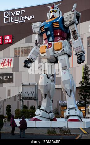 La statua a grandezza naturale dell'Unicorn Gundam (Gandam), robot giapponese di fantascienza presso la Diver City di Odaiba, Tokyo, è alta 19,7 metri Foto Stock