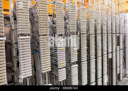 L'illustrazione con design piatto mostra i rack per telecomunicazioni con morsettiere e cavi grigi Foto Stock