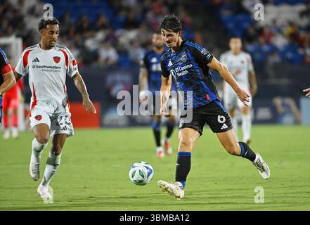 Frisco, Texas, Stati Uniti. 25 giugno 2025. Il centrocampista dei San Jose Earthquakes Patrickson Delgado (6) fa un passaggio durante il secondo tempo di una partita della MLS contro il FC Dallas al Toyota Stadium di Frisco, Texas. Austin McAfee/CSM/Alamy Live News Foto Stock