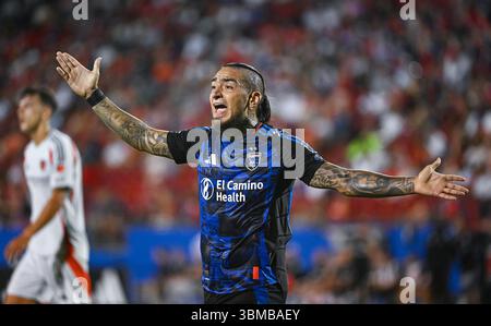 Frisco, Texas, Stati Uniti. 25 giugno 2025. Il centrocampista dei San Jose Earthquakes Cristian Arango reagisce a una chiamata durante il primo tempo di una partita della MLS contro il FC Dallas al Toyota Stadium di Frisco, Texas. Austin McAfee/CSM/Alamy Live News Foto Stock
