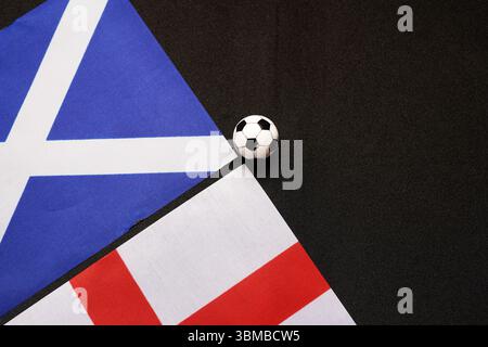 Scozia contro Inghilterra, partita di calcio con bandiere nazionali Foto Stock